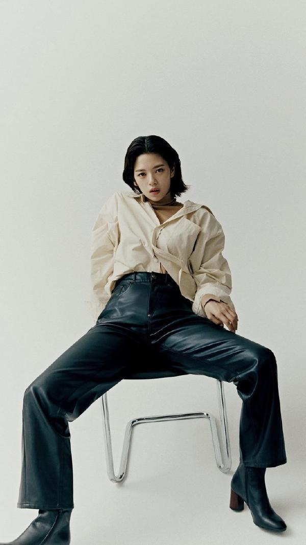 jeongyeon wearing leather pants and manspreading