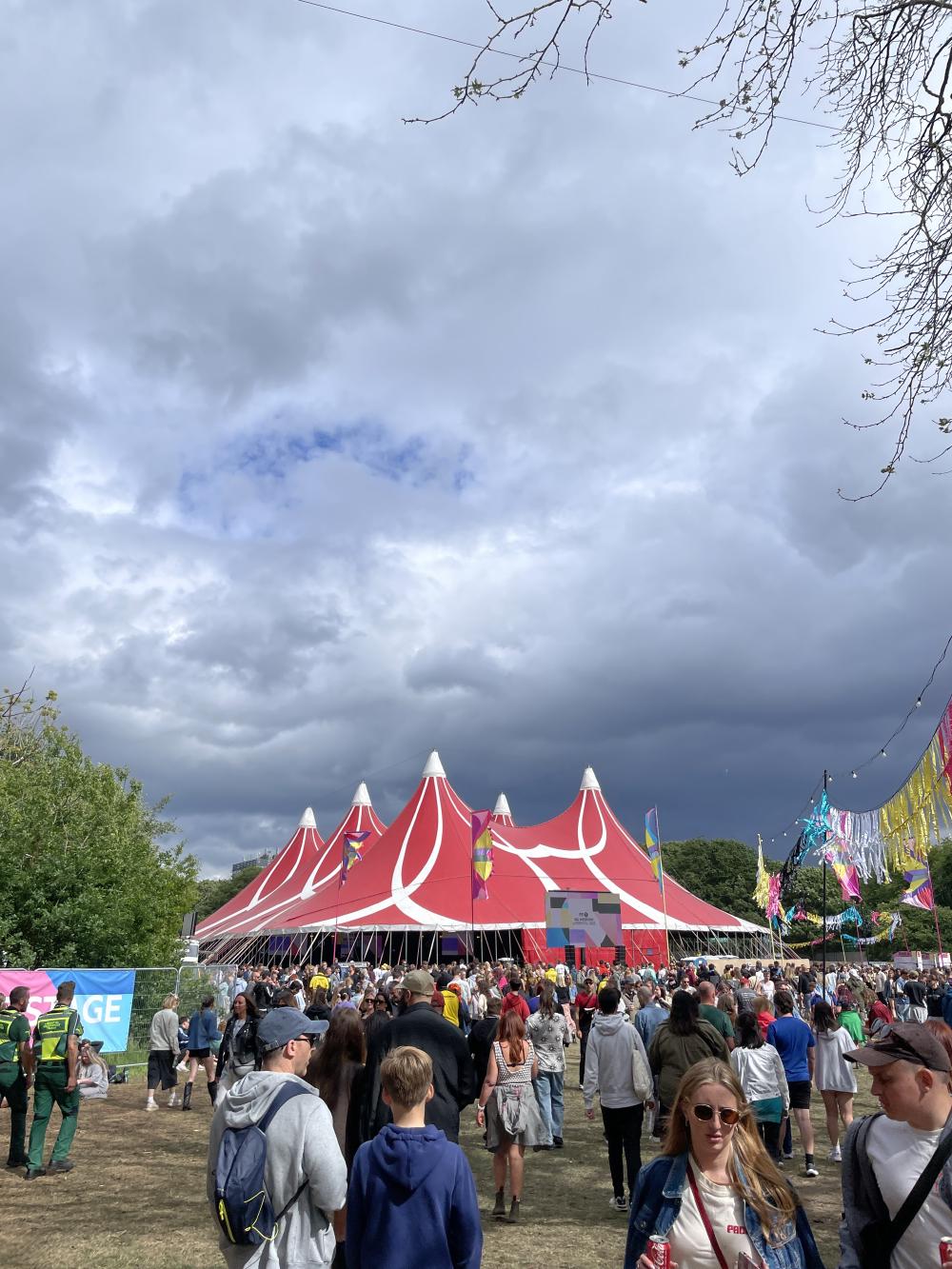 ellie roswell on a big screen sat down singing