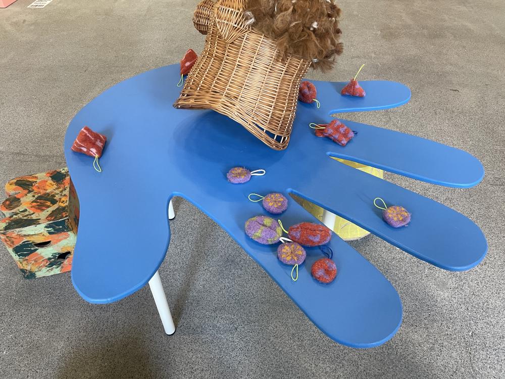 a picture of the holdables i describe on a hand shaped table